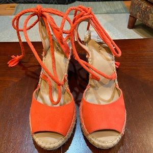 Coral tie-up wedges size 6.5